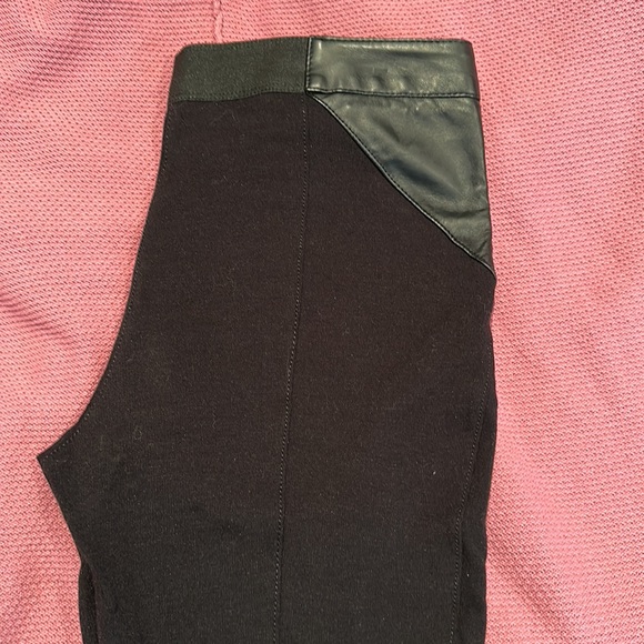 Black leather like & Stretch leggings with diagonal pockets BCBG  Medium - Picture 11 of 11